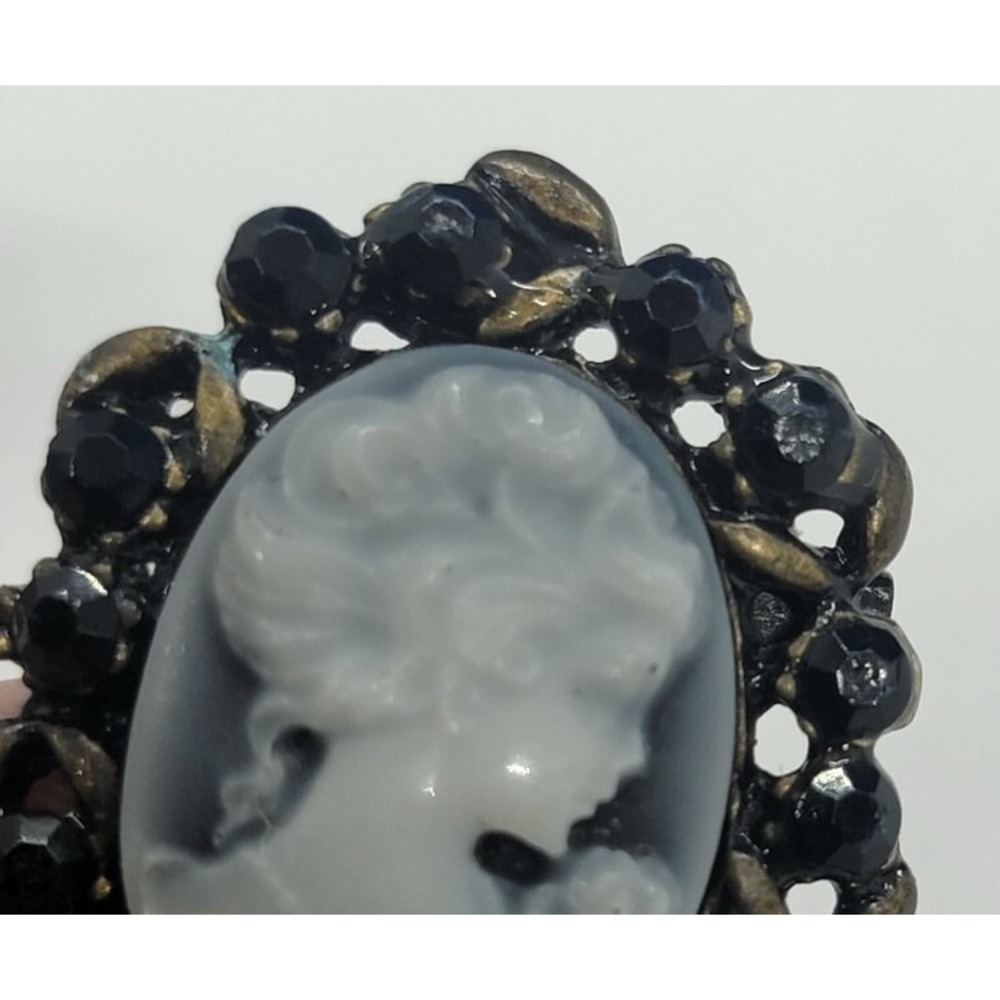 Vintage Blue And White Cameo Brooch Pin With Dark Blue Stones has Damage - Picture 4 of 10